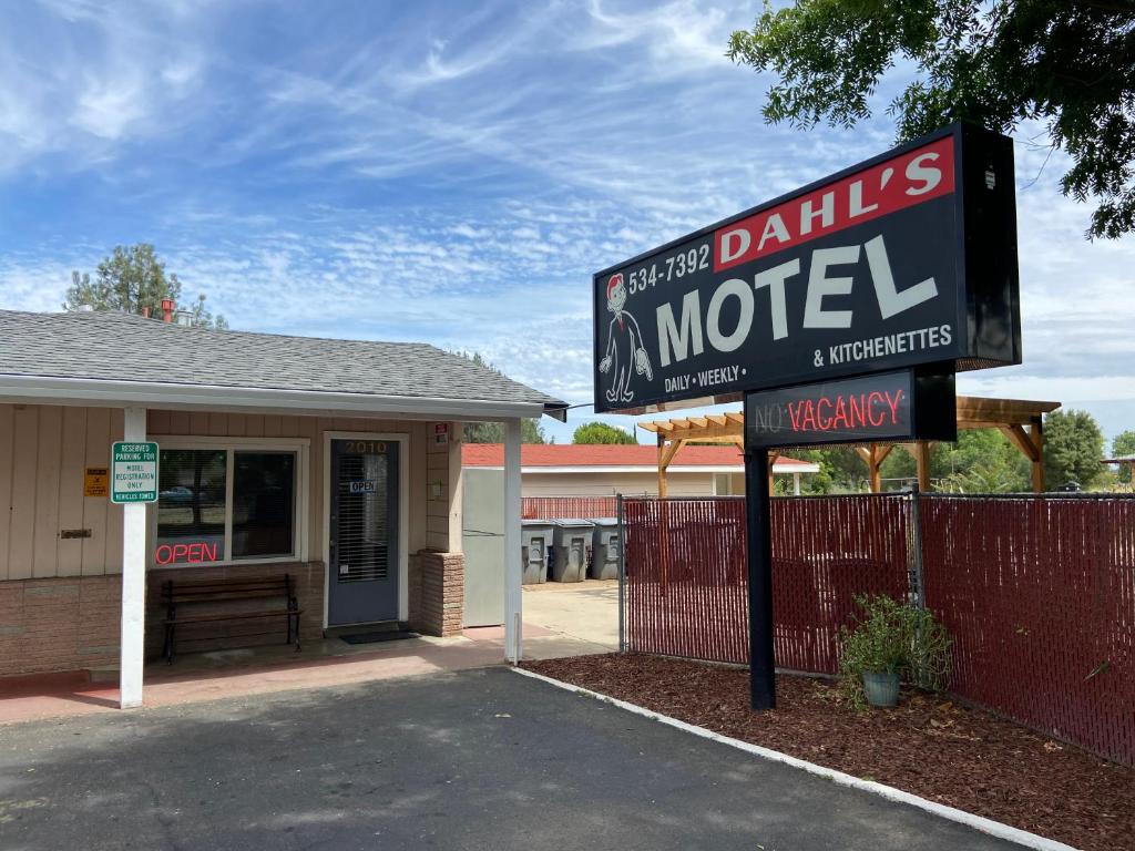 a sign for a motel in front of a building at Dahl's Motel in Oroville