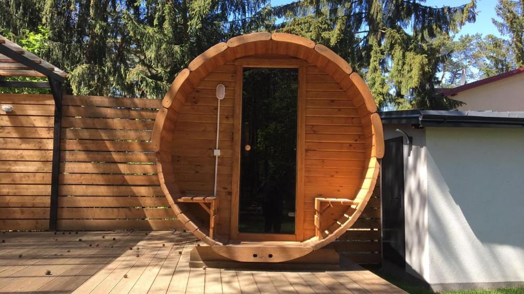 Luksusowa Willa pod Lasem, Otwock - Shared garden, sauna, wood hot tub! Hot tub seasonal! - Apartamento De Tres Habitaciones