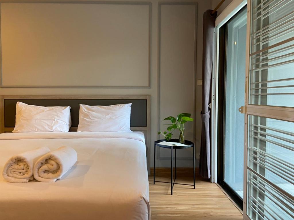 una camera da letto con un letto con due ciambelle sopra di Boss Mansion a Bangkok