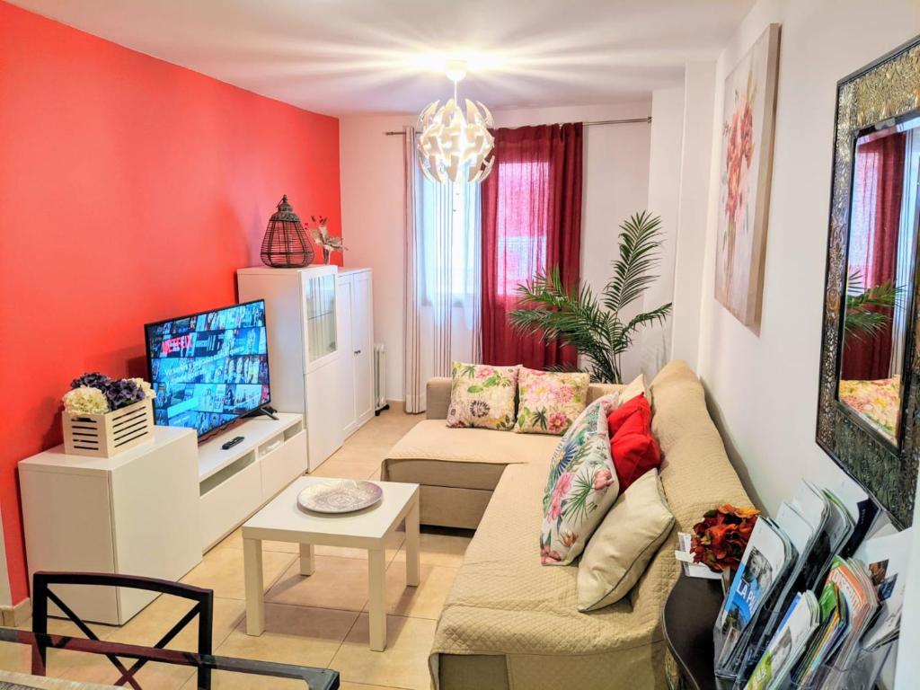 uma sala de estar com um sofá e uma televisão em Casa Charo em Santa Cruz de la Palma