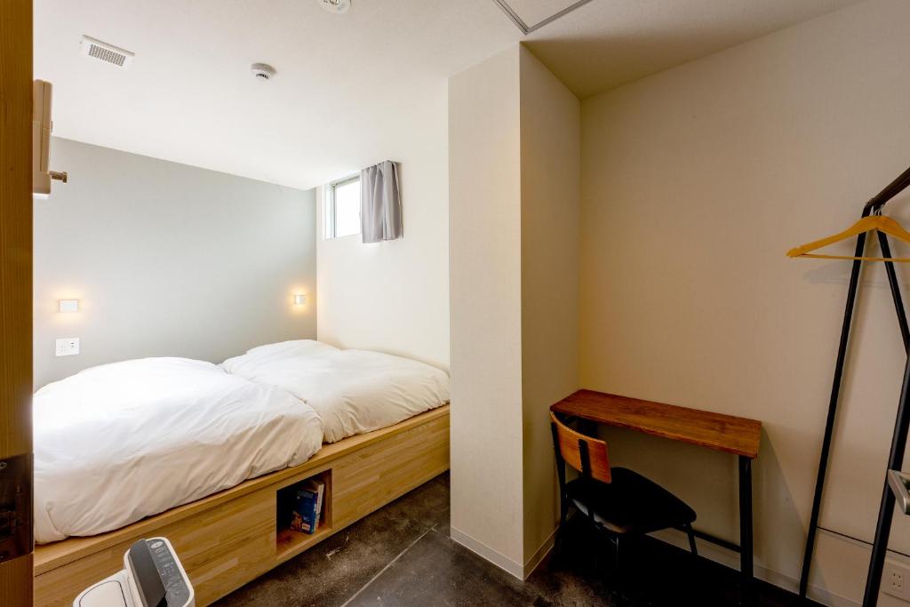 Postel nebo postele na pokoji v ubytování plat hostel keikyu minowa forest