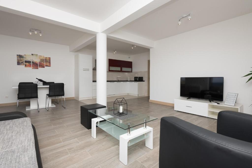 TV a/nebo společenská místnost v ubytování Apartments Villa Hadria
