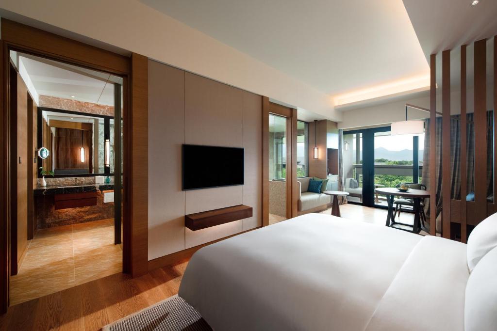 Postel nebo postele na pokoji v ubytování New World Qingyuan Hotel -formerly KHOS QINGYUAN
