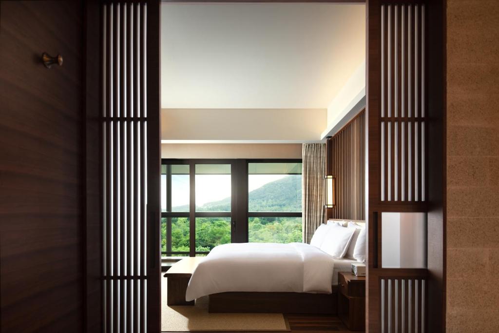 Postel nebo postele na pokoji v ubytování New World Qingyuan Hotel -formerly KHOS QINGYUAN