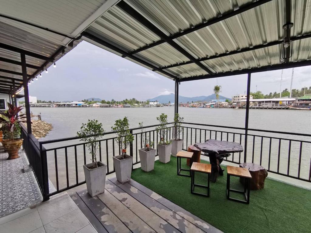 Chaiyai River Front Hotel - Room King Estándar