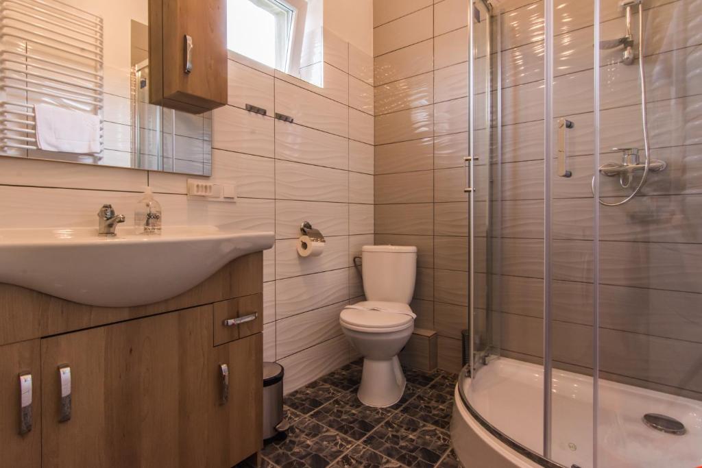 Kúpeľňa v ubytovaní Apartamenty Izerskie - ul. Wczasowa 8