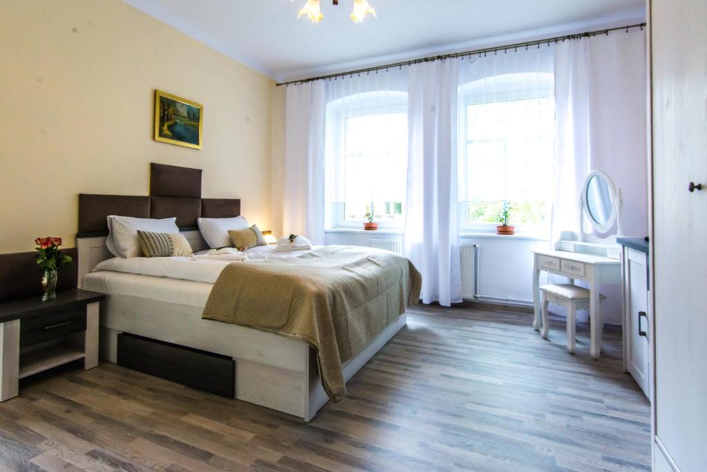 Posteľ alebo postele v izbe v ubytovaní Apartamenty Izerskie - ul. Wczasowa 8
