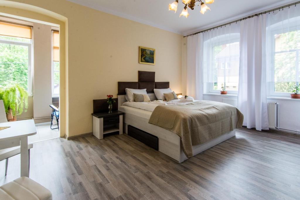 Posteľ alebo postele v izbe v ubytovaní Apartamenty Izerskie - ul. Wczasowa 8