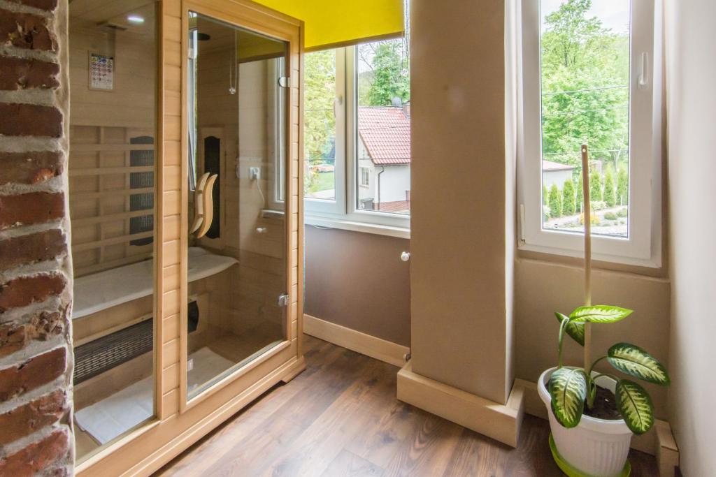 Kúpeľňa v ubytovaní Apartamenty Izerskie - ul. Wczasowa 8