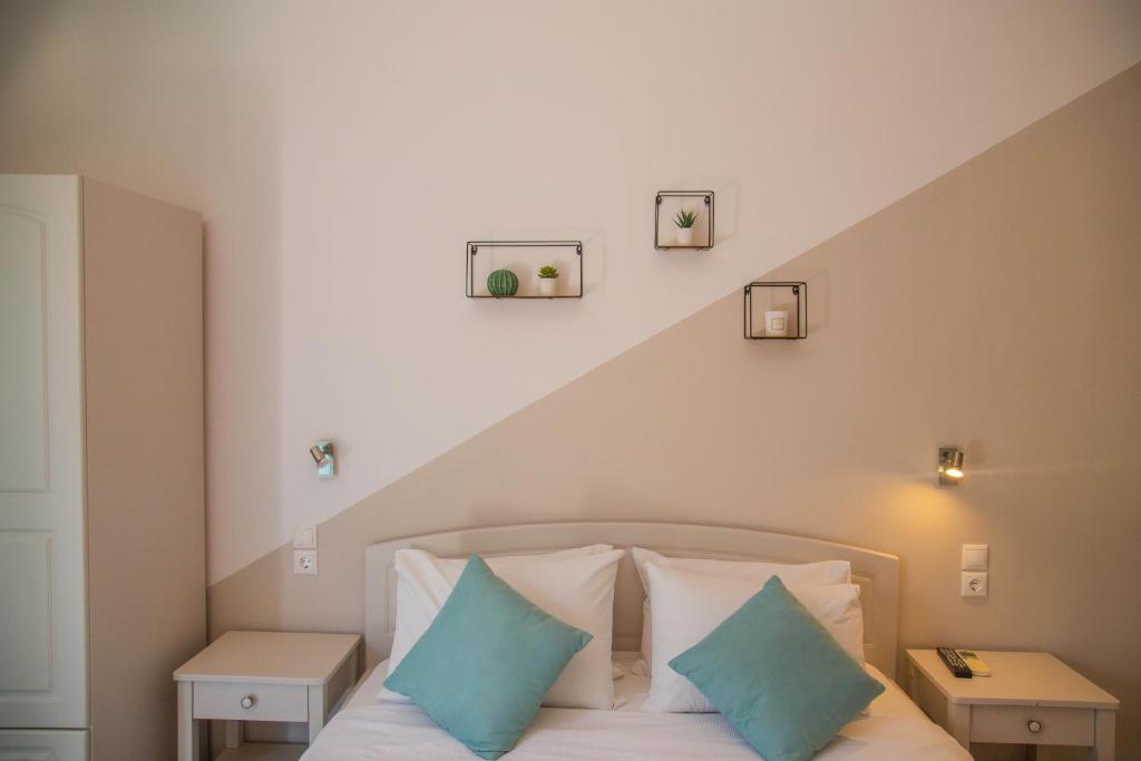 Postel nebo postele na pokoji v ubytování Theodora Rooms
