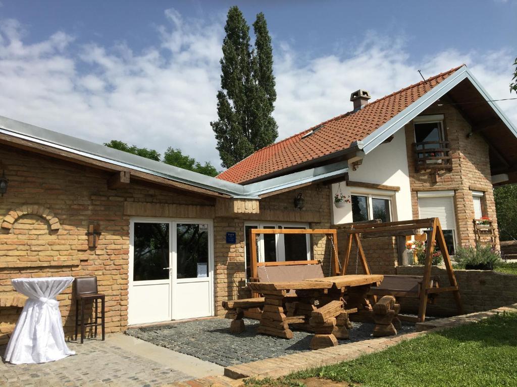 a house with a picnic table in front of it at Matanovi Dvori in Slavonski Brod