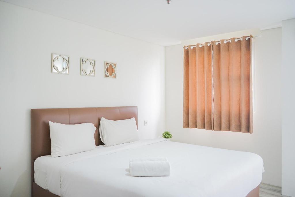 Ένα ή περισσότερα κρεβάτια σε δωμάτιο στο Minimalist Studio Bintaro Icon Apartment near British School By Travelio