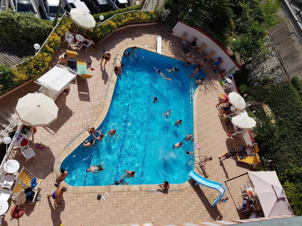 una vista aérea de una piscina con gente en ella en Residence Olivotti, en Finale Ligure