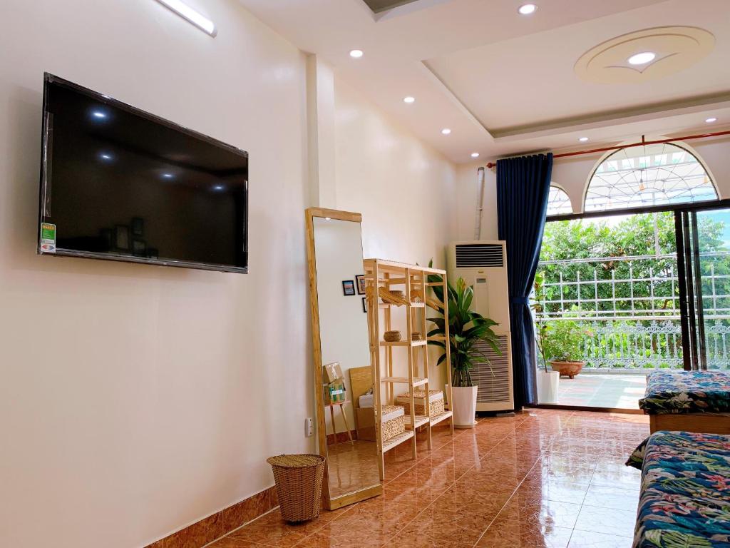 TV a/nebo společenská místnost v ubytování Xoài Xanh Hostel & Villa