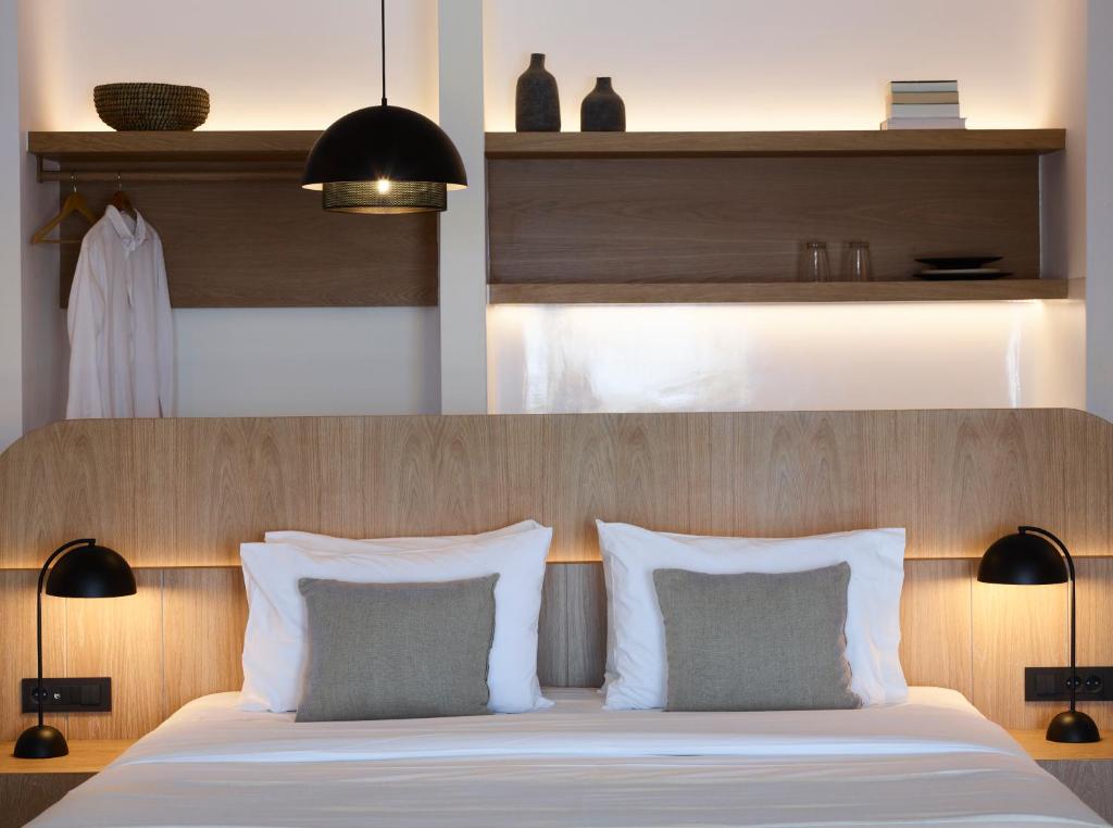 Postel nebo postele na pokoji v ubytování Melidonia Suites