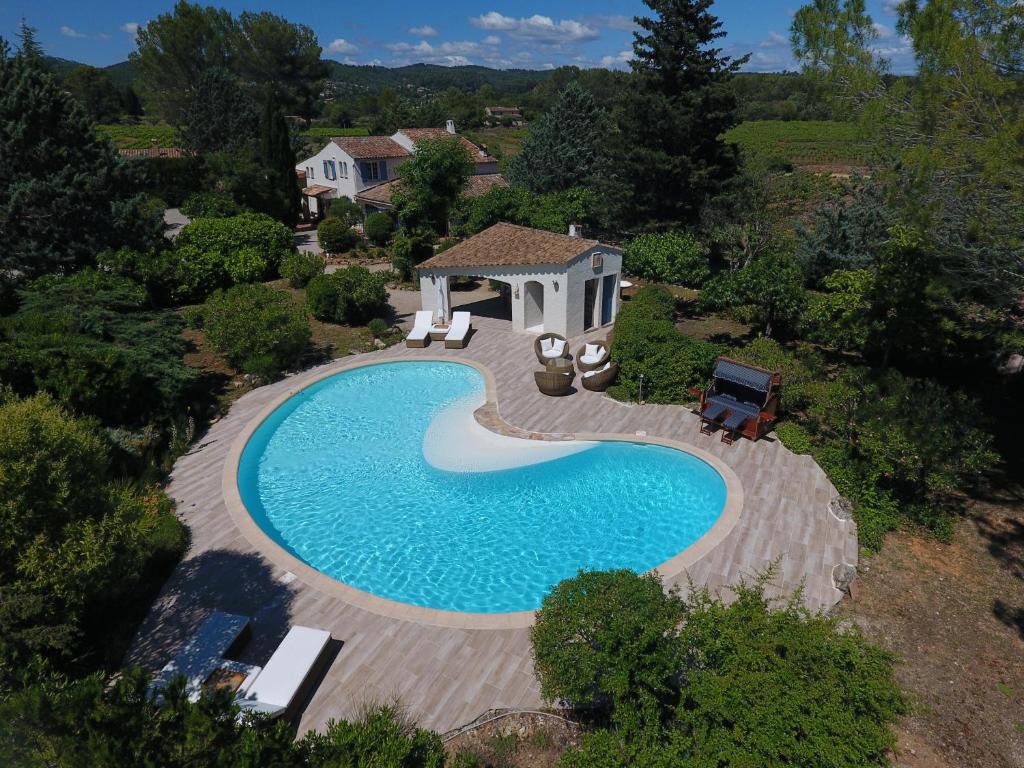 an overhead view of a swimming pool in a backyard at L' Esmerand in Cotignac