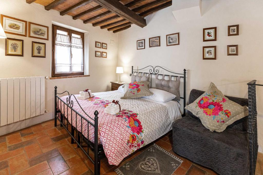 um quarto com 2 camas e uma janela em La Casina di Rosa em Montepulciano