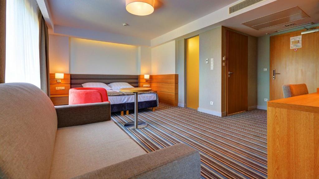 Postel nebo postele na pokoji v ubytování Hotel SKAL Medi SPA & Resort