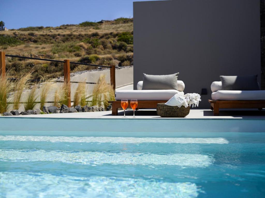 Bazén v ubytování Melidonia Suites nebo v jeho okolí
