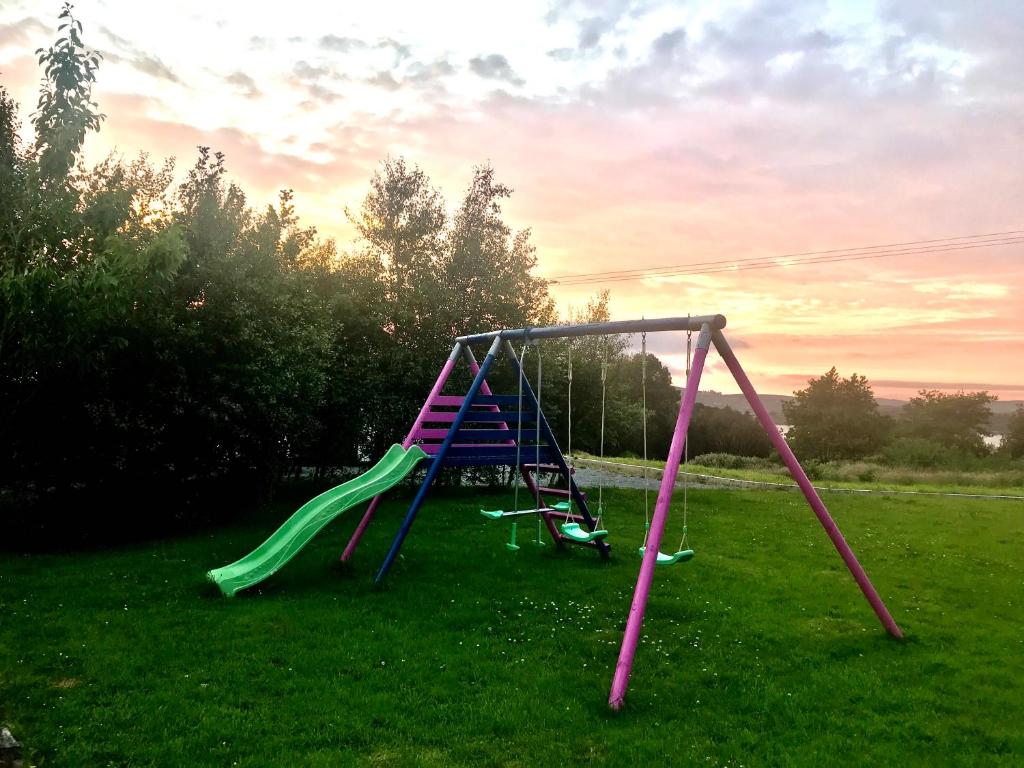 Herní místnost nebo prostor pro děti v ubytování Red Deer Cosy Apartment in Letterfrack Connemara