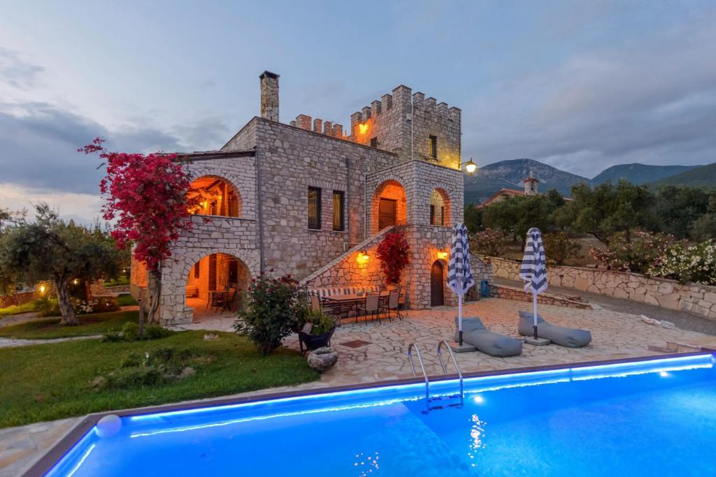 Bazén v ubytování Majestic Chateau - Spectacular Seascapes & Pool nebo v jeho okolí