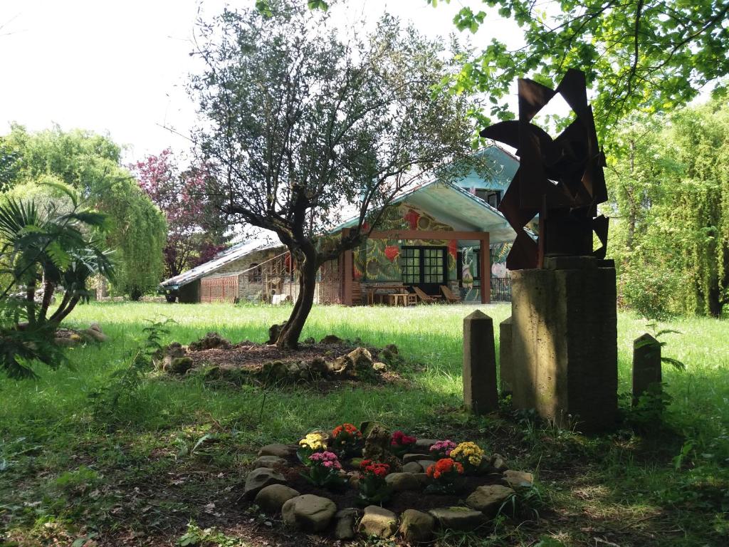 eine Statue und Blumen vor einem Haus in der Unterkunft Hugoren Egoitza in Zubialde