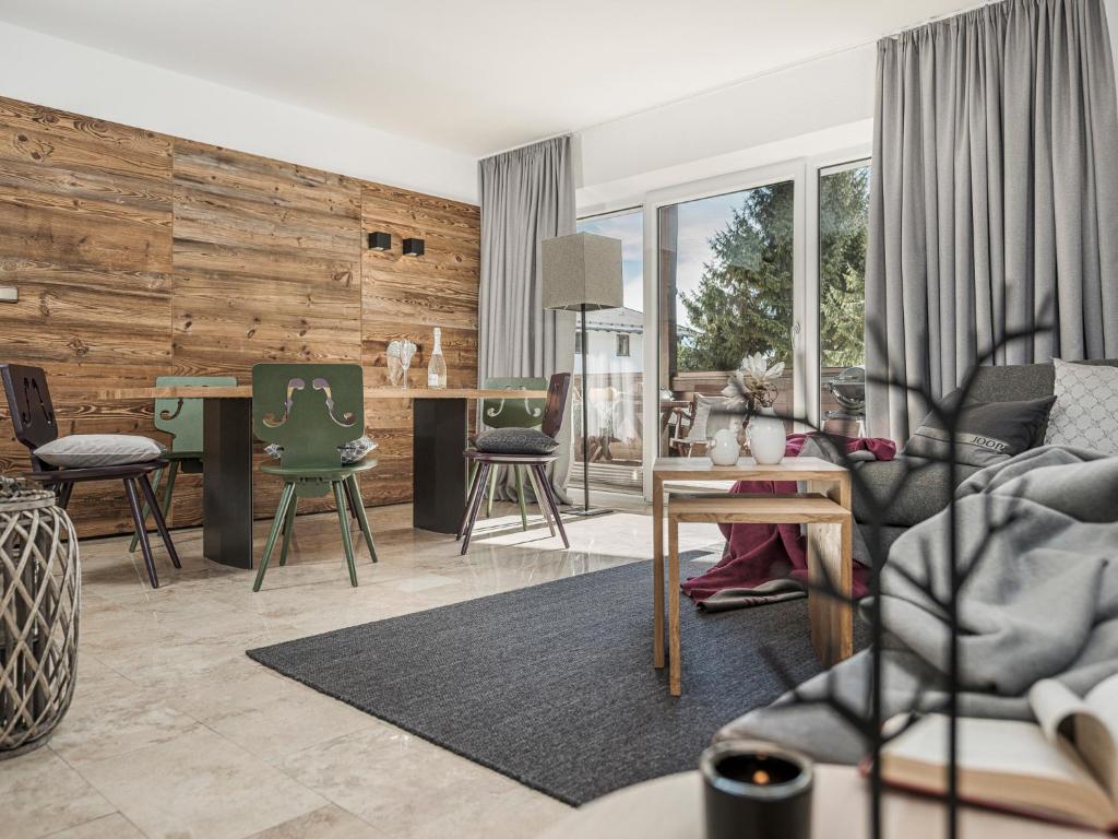 ein Wohnzimmer mit einem Sofa und Stühlen in der Unterkunft Appartement Karwendelblick in Pertisau