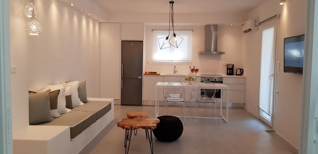 Kuchyň nebo kuchyňský kout v ubytování Modern House near Parikia with 3 bedrooms & 2 bath