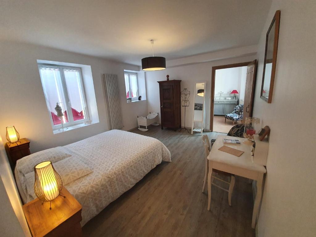 Postel nebo postele na pokoji v ubytování Gîte du Parc des Mauves