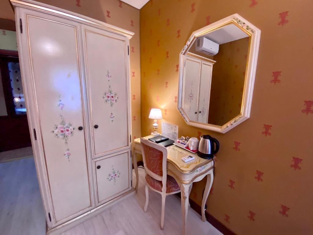 a room with a desk and a cabinet and a mirror at Hotel San Gallo in Venice