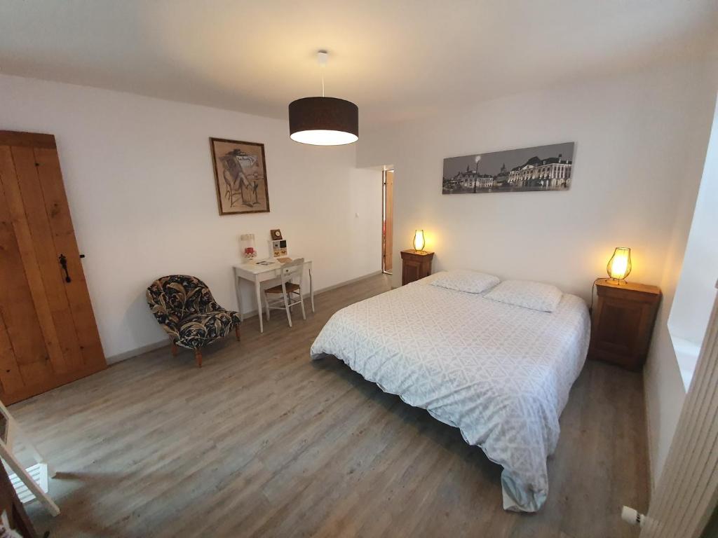 Postel nebo postele na pokoji v ubytování Gîte du Parc des Mauves