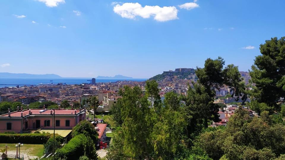 Blick auf eine Stadt von einem Hügel mit Bäumen in der Unterkunft Maggie Capodimonte in Neapel