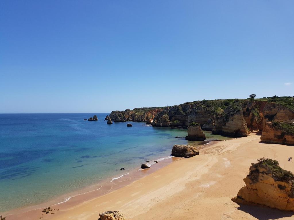Blick auf einen Strand mit Felsen im Meer in der Unterkunft Lagos Sea View Apartment in Lagos