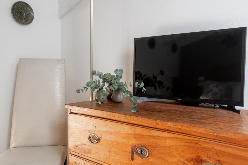 Telewizja i/lub zestaw kina domowego w obiekcie L'8 Boutique Design Apartments