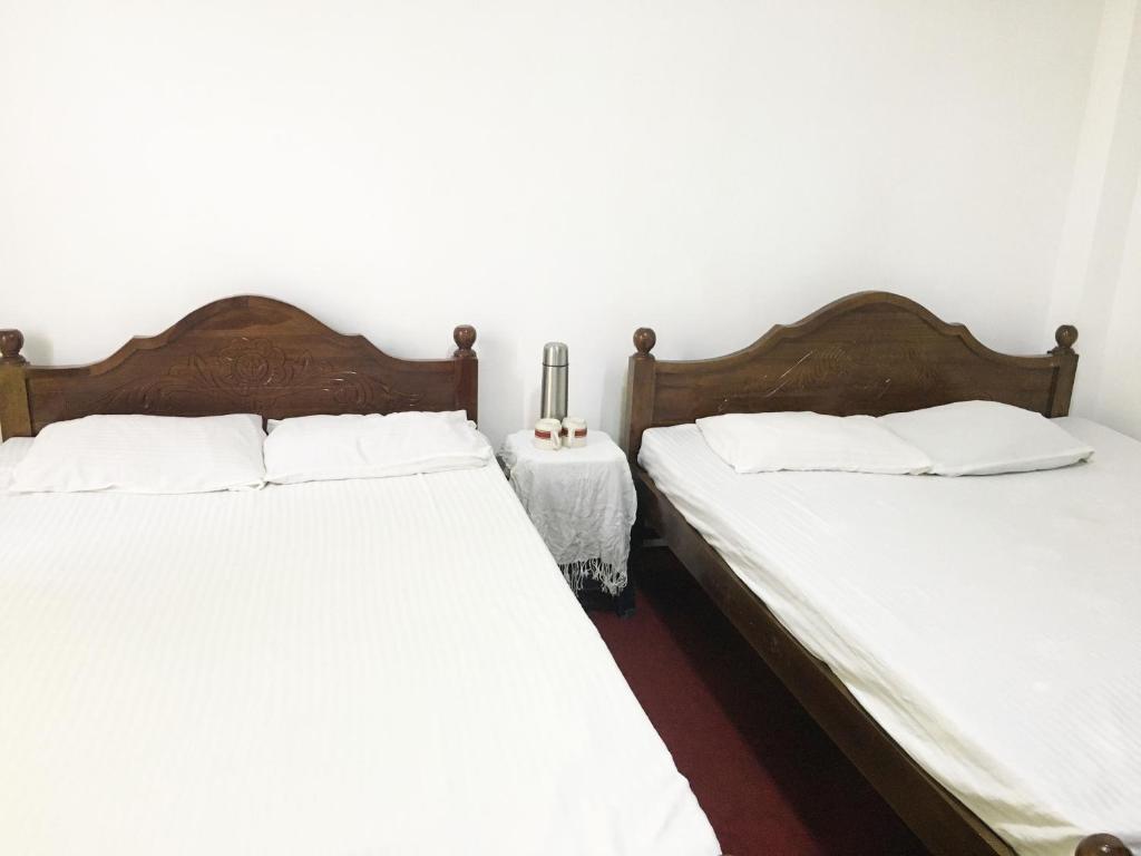 Un pat sau paturi într-o cameră la Shiny Villa