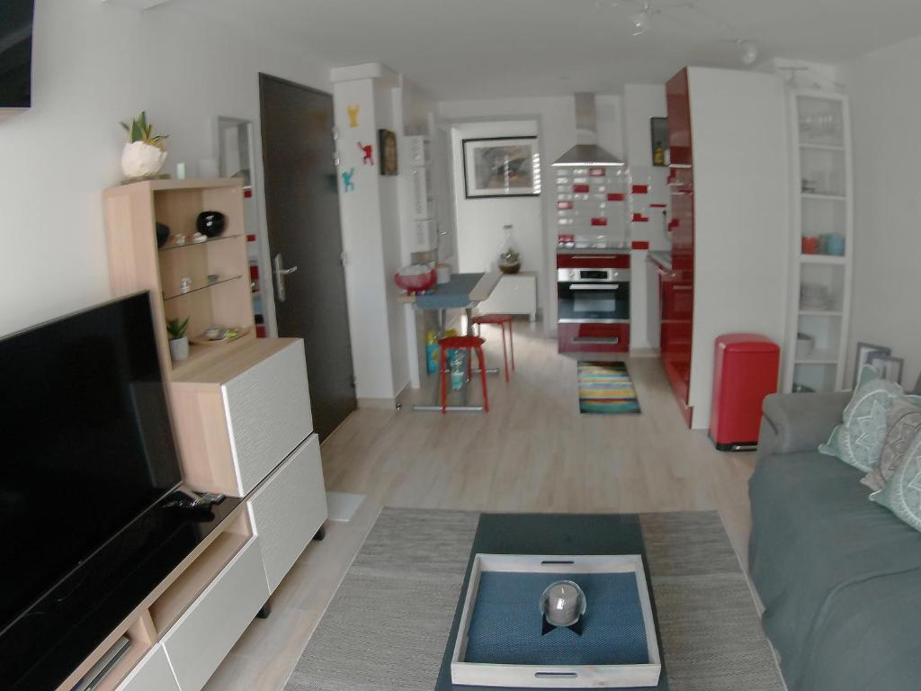 ein Wohnzimmer mit einem Sofa und einem Tisch in der Unterkunft LePéri5scope in Berck-sur-Mer