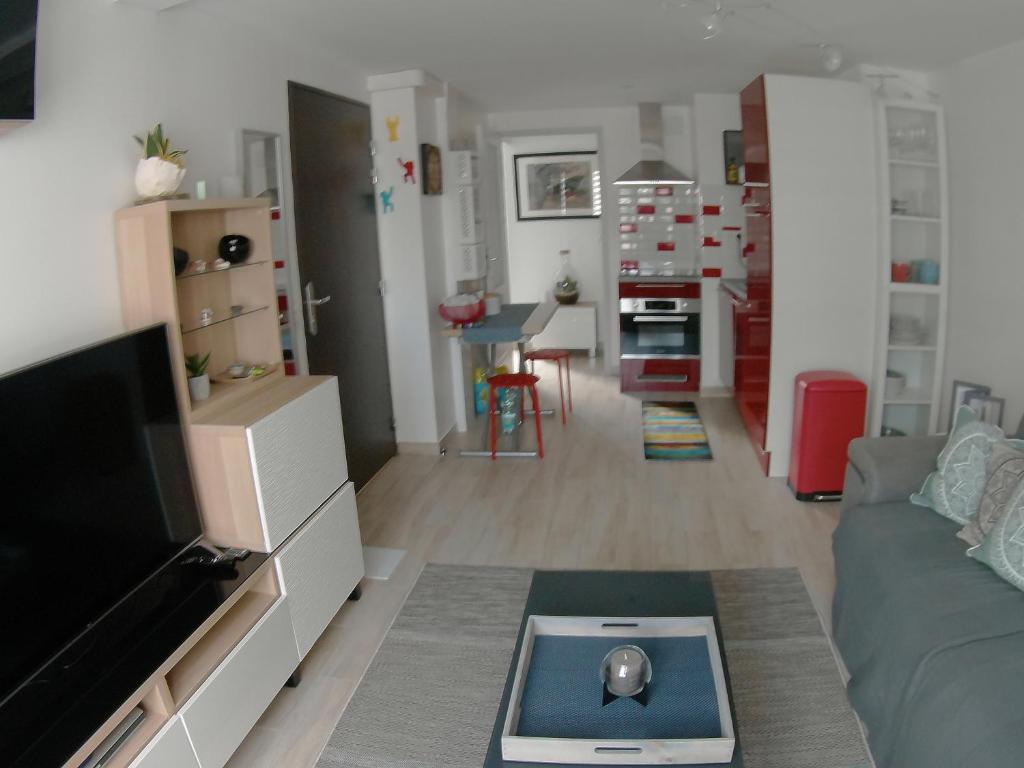 una sala de estar con un sofá y una mesa en LePéri5scope, en Berck-sur-Mer