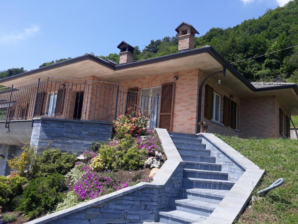 Brembilla的住宿－Casa "La Forcella"，前面有楼梯的房子
