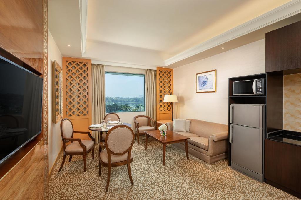 Μια τηλεόραση ή/και κέντρο ψυχαγωγίας στο Sedona Hotel Yangon