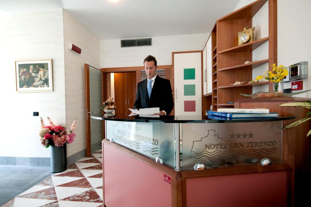 Predvorje ili recepcija u objektu Hotel San Terenzo