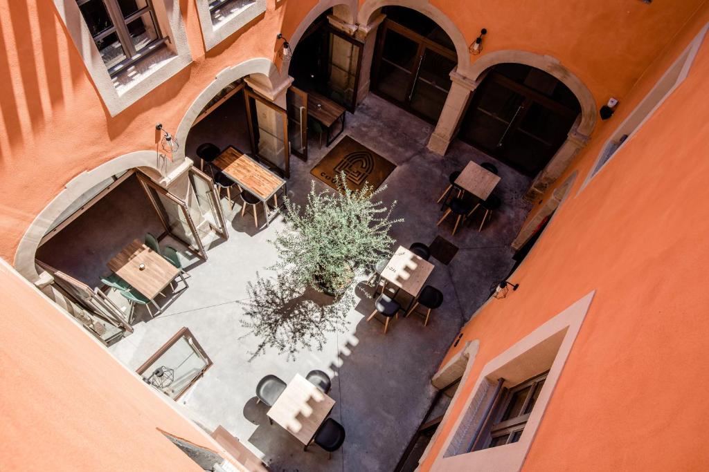 an overhead view of a courtyard with tables and chairs at Le Couvent - Hostel in Carcassonne