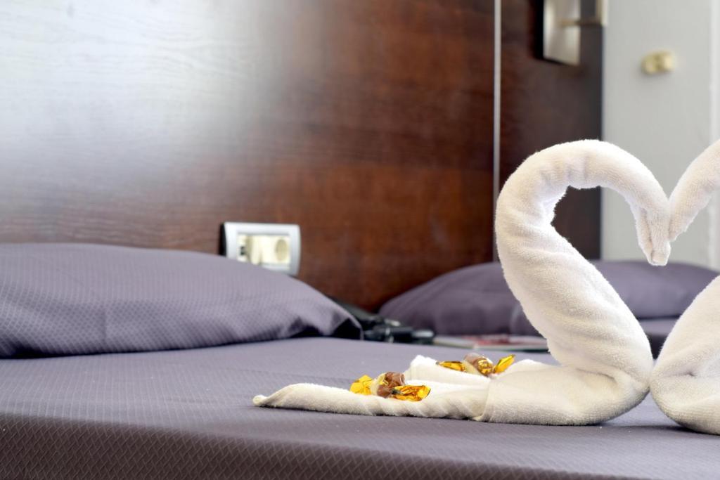 Cama o camas de una habitación en Hotel Adonis Pelinor