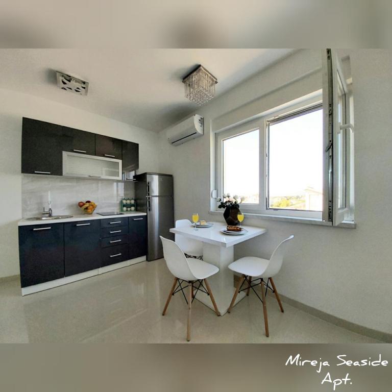 Kuchyňa alebo kuchynka v ubytovaní Apartment Seaside Mireja