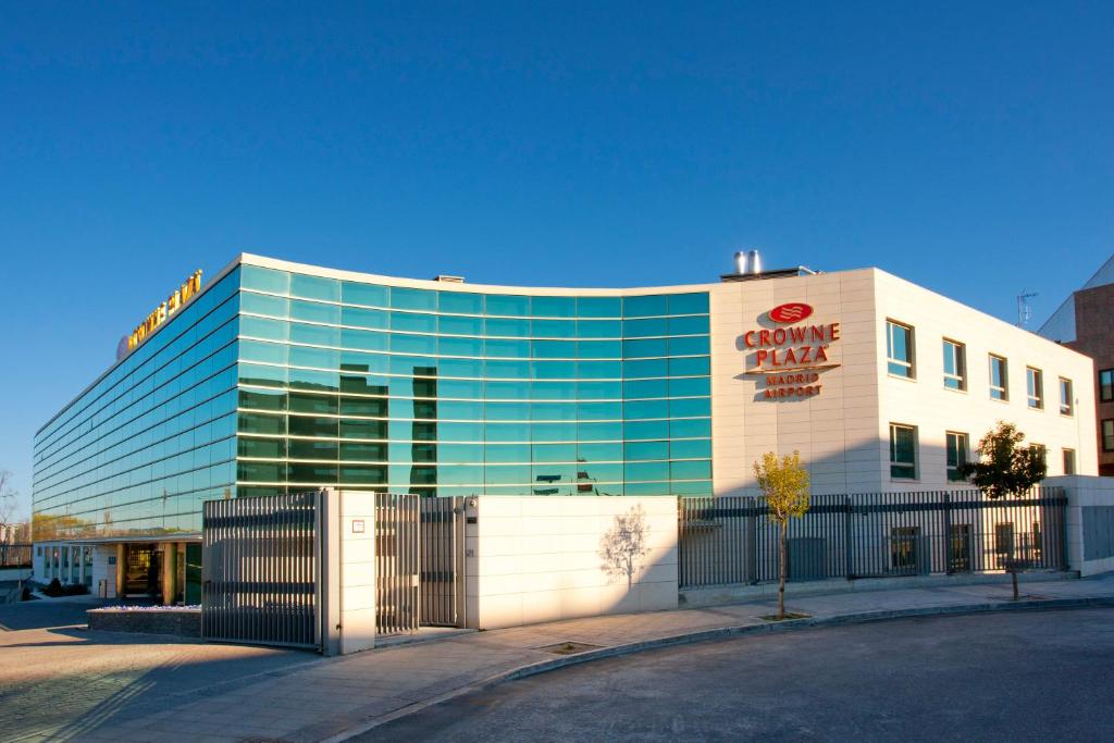 un gran edificio de cristal con un cartel. en Hotel Crowne Plaza Madrid Airport, en Madrid