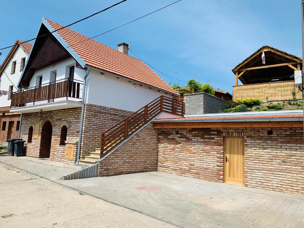 un edificio de ladrillo con una escalera en su lateral en Ubytovani U lišáka FOXE, en Bulhary