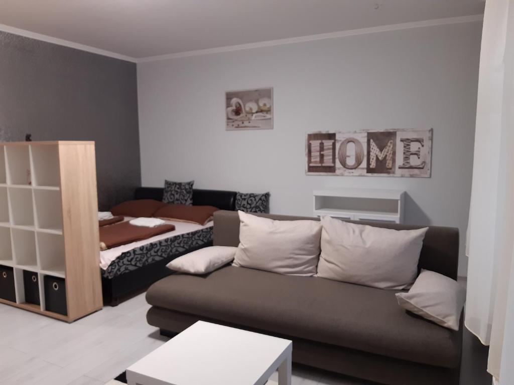 ein Wohnzimmer mit einem Sofa und einem Bett in der Unterkunft Pipacs in Békéscsaba