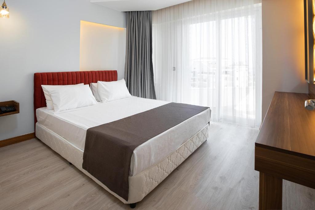 TheLuna Suite Hotel