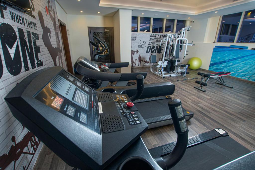 Fitness centrum a/nebo fitness zařízení v ubytování Iridium 70 Hotel