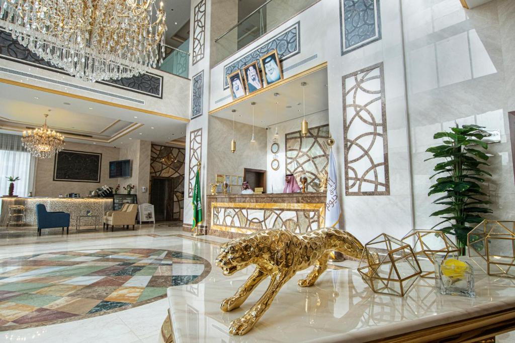 een standbeeld van een hond op een tafel in een lobby bij Iridium 70 Hotel in Jeddah