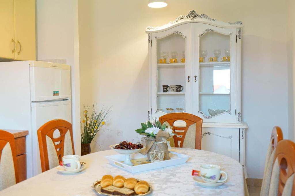 uma cozinha com uma mesa com comida em Apartment Jardin em Zadar